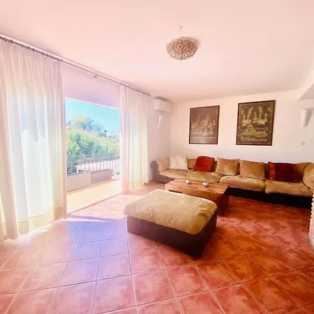 Casa Mediterranea Con Jardin Y Barbacoa بيت للعطل مالقة
